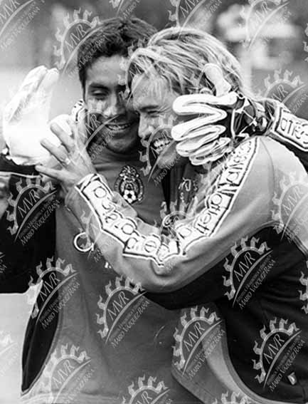 Luis Hernández + Jorge Campos abrazados